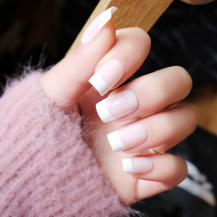 Faux ongles longs modéle French