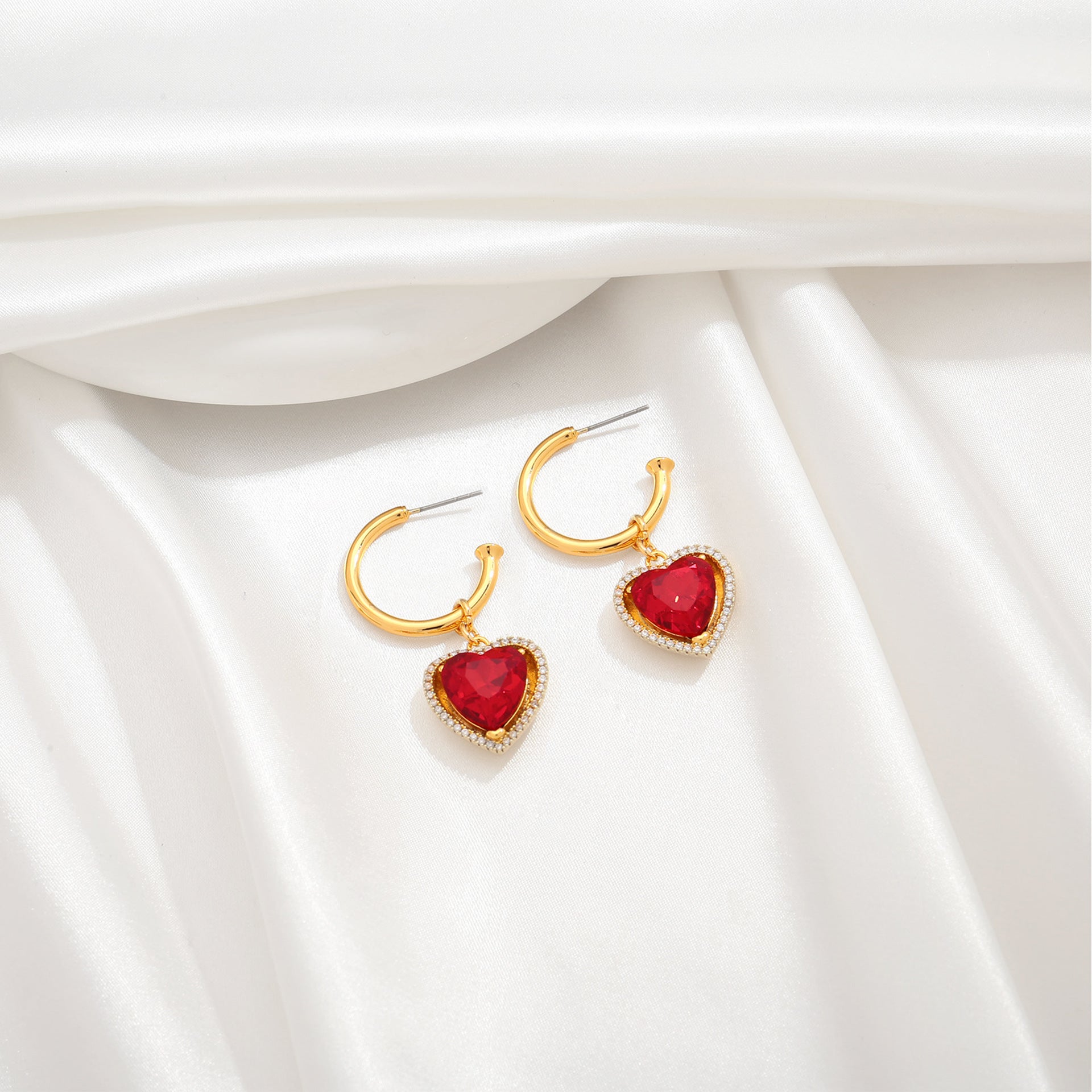 Boucles d'oreilles rétro en forme de cœur rouge au style « luxe discret »