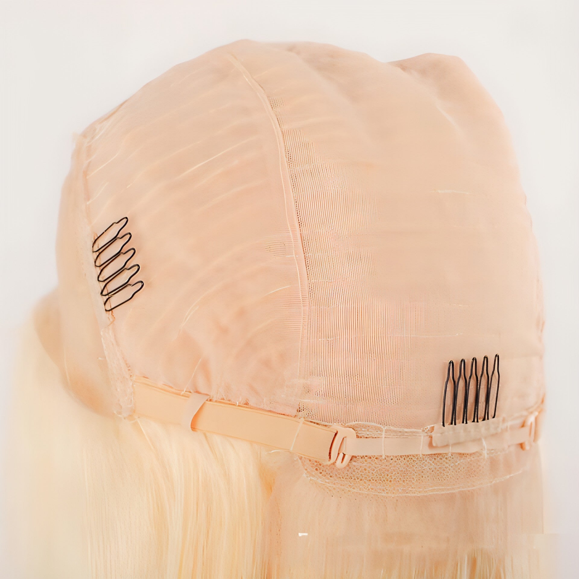 Perruque avec bandeau « VelvetGlow », blonde.