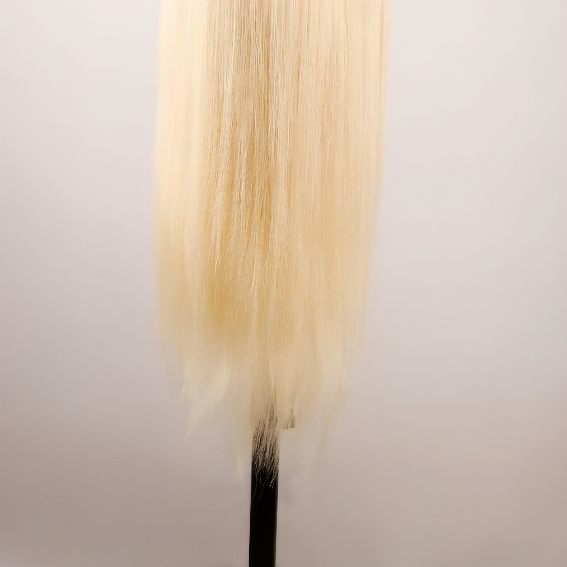 Perruque avec bandeau « VelvetGlow », blonde.