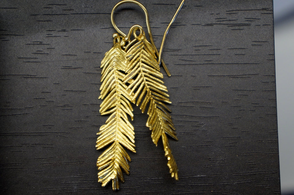 Boucles d'oreilles « Feuille de mimosa » : bijoux artisanaux inspirés de la nature (laiton recyclé, or 14 carats)