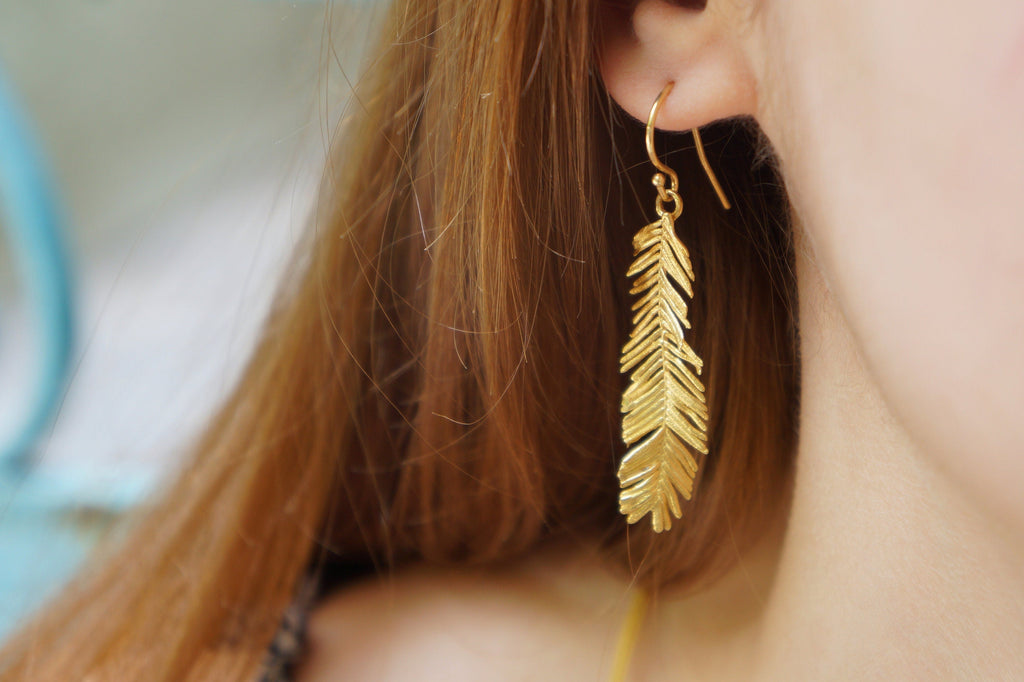 Boucles d'oreilles « Feuille de mimosa » : bijoux artisanaux inspirés de la nature (laiton recyclé, or 14 carats)