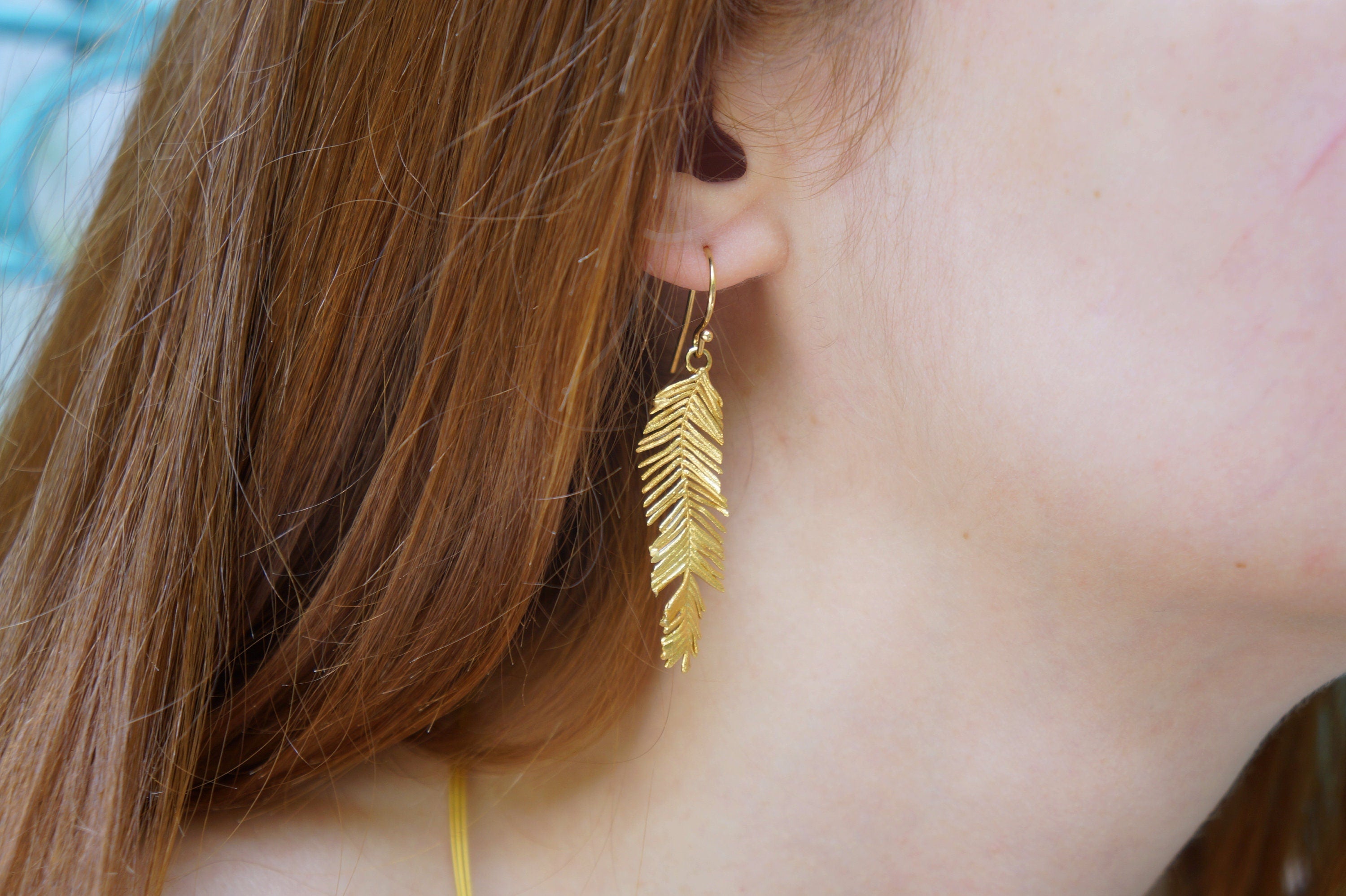 Boucles d'oreilles « Feuille de mimosa » : bijoux artisanaux inspirés de la nature (laiton recyclé, or 14 carats)