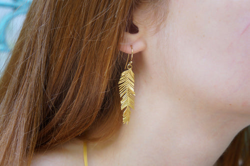 Boucles d'oreilles « Feuille de mimosa » : bijoux artisanaux inspirés de la nature (laiton recyclé, or 14 carats)