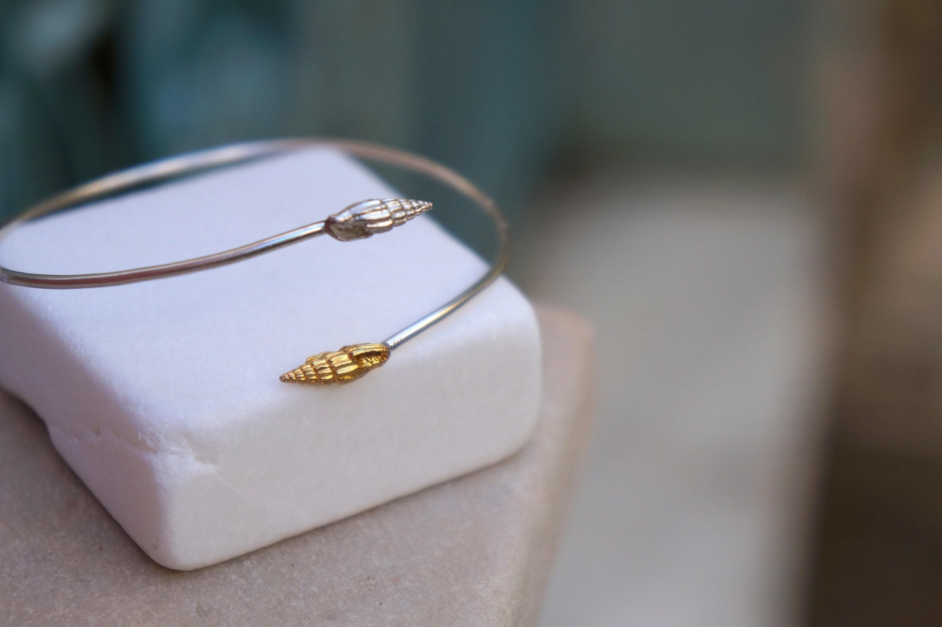 Bracelet manchette motif coquillage : argent sterling plaqué or – taille ajustable