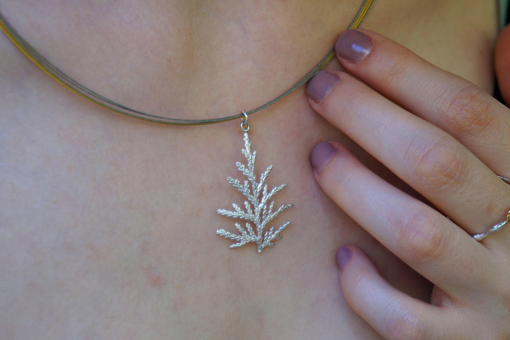 Collier avec véritable branche de genévrier, bijou artisanal inspiré de la nature, pendentif forêt au style organique, cadeau symbolisant la victoire et la santé, argent sterling 925.