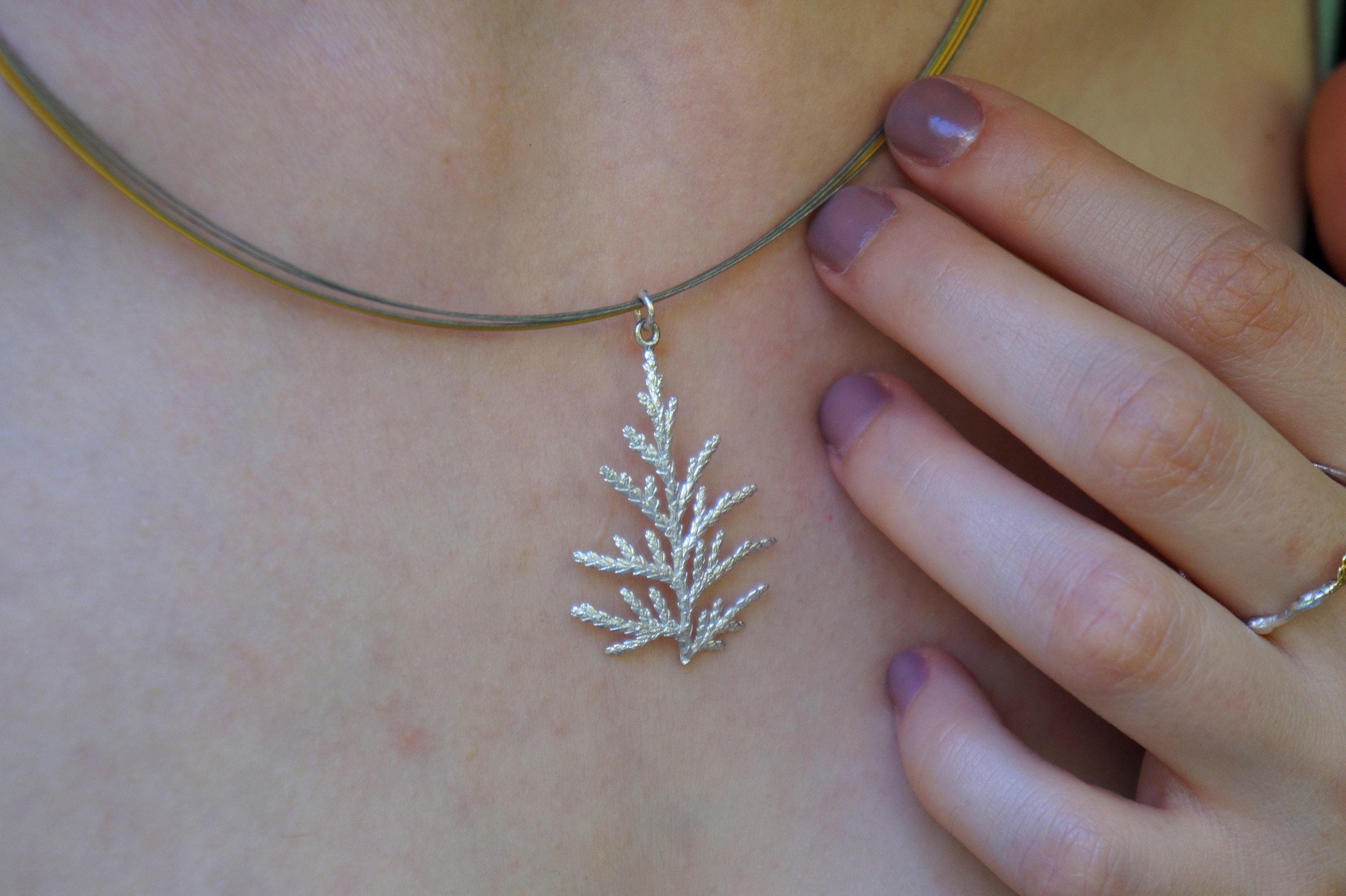 Collier avec véritable branche de genévrier, bijou artisanal inspiré de la nature, pendentif forêt au style organique, cadeau symbolisant la victoire et la santé, argent sterling 925.