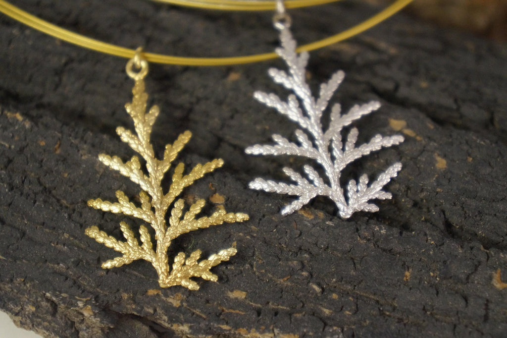 Collier avec véritable branche de genévrier, bijou artisanal inspiré de la nature, pendentif forêt au style organique, cadeau symbolisant la victoire et la santé, argent sterling 925.