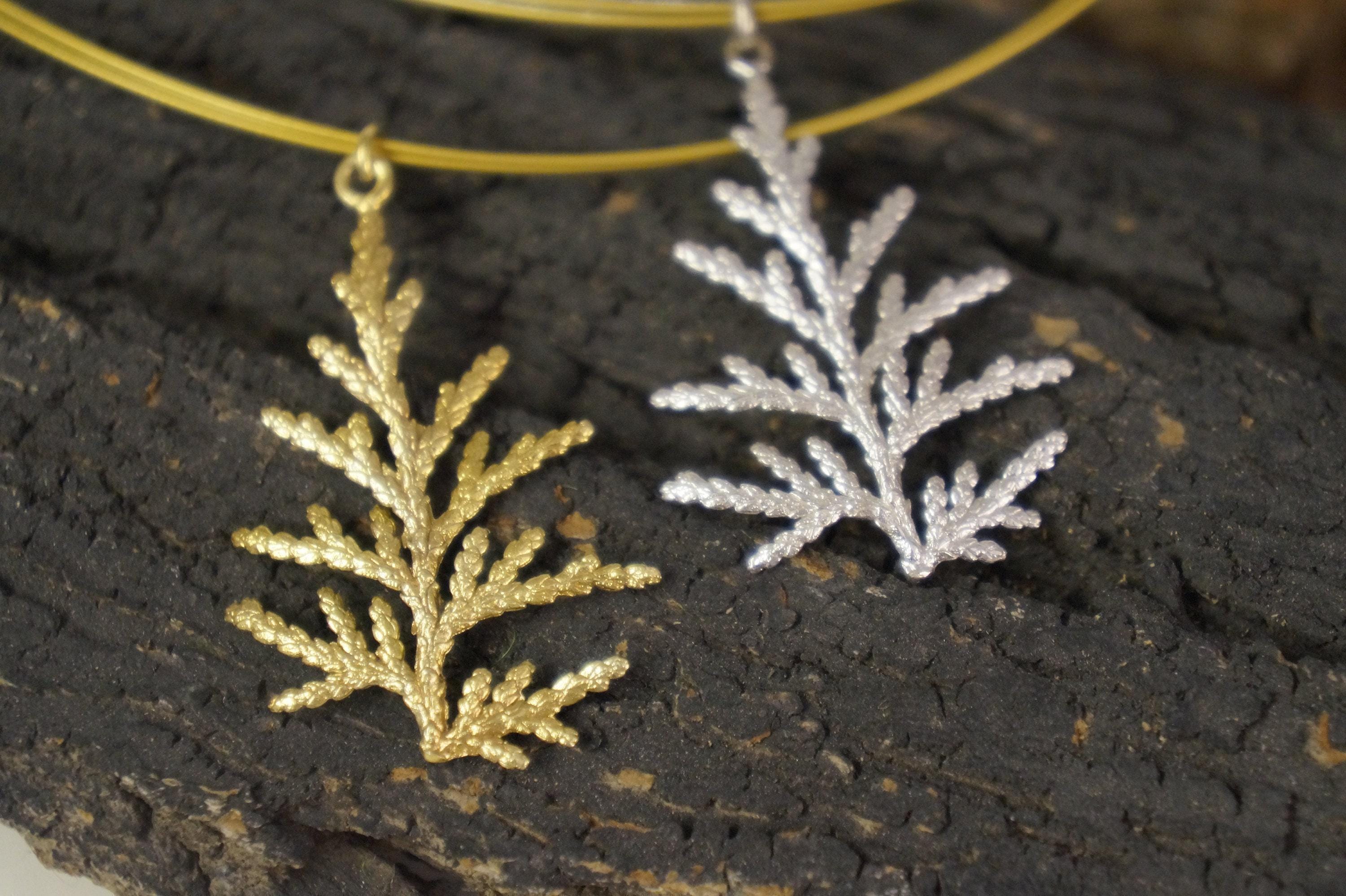 Collier avec véritable branche de genévrier, bijou artisanal inspiré de la nature, pendentif forêt au style organique, cadeau symbolisant la victoire et la santé, argent sterling 925.