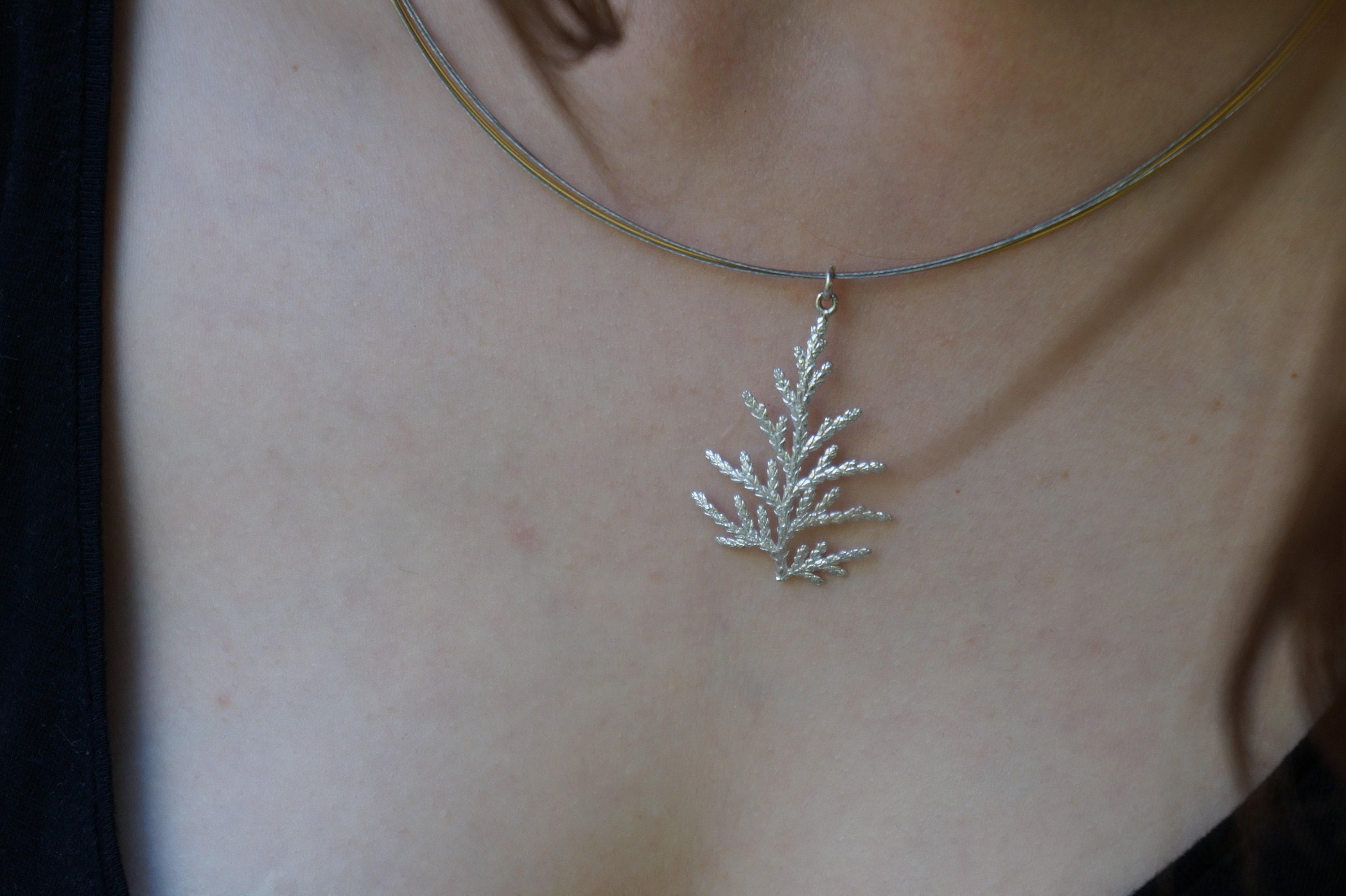 Collier avec véritable branche de genévrier, bijou artisanal inspiré de la nature, pendentif forêt au style organique, cadeau symbolisant la victoire et la santé, argent sterling 925.