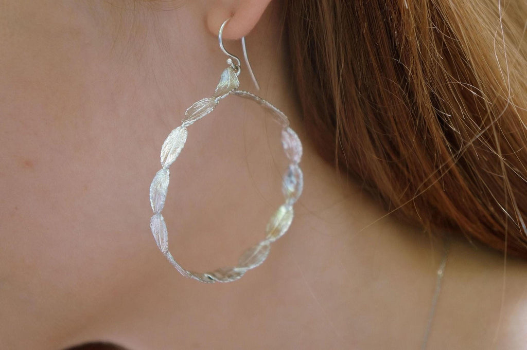 Boucles d’oreilles Silver Rose Leaves, Bijoux minimalistes faits à la main, Cerceaux botaniques, Cadeau pour la chance et l’amour, Eco Sustainable Sterling Silver 925