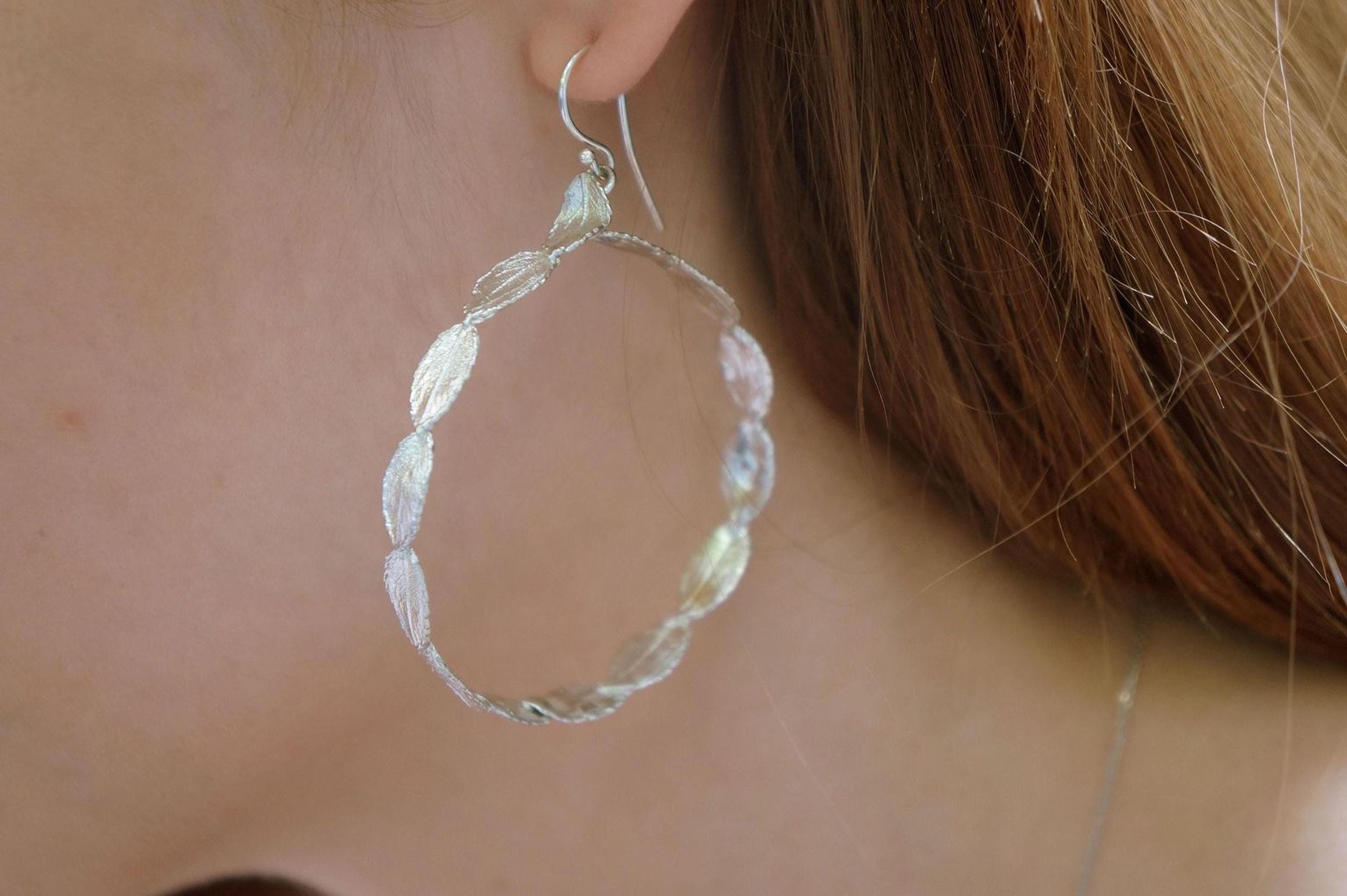 Boucles d’oreilles Silver Rose Leaves, Bijoux minimalistes faits à la main, Cerceaux botaniques, Cadeau pour la chance et l’amour, Eco Sustainable Sterling Silver 925