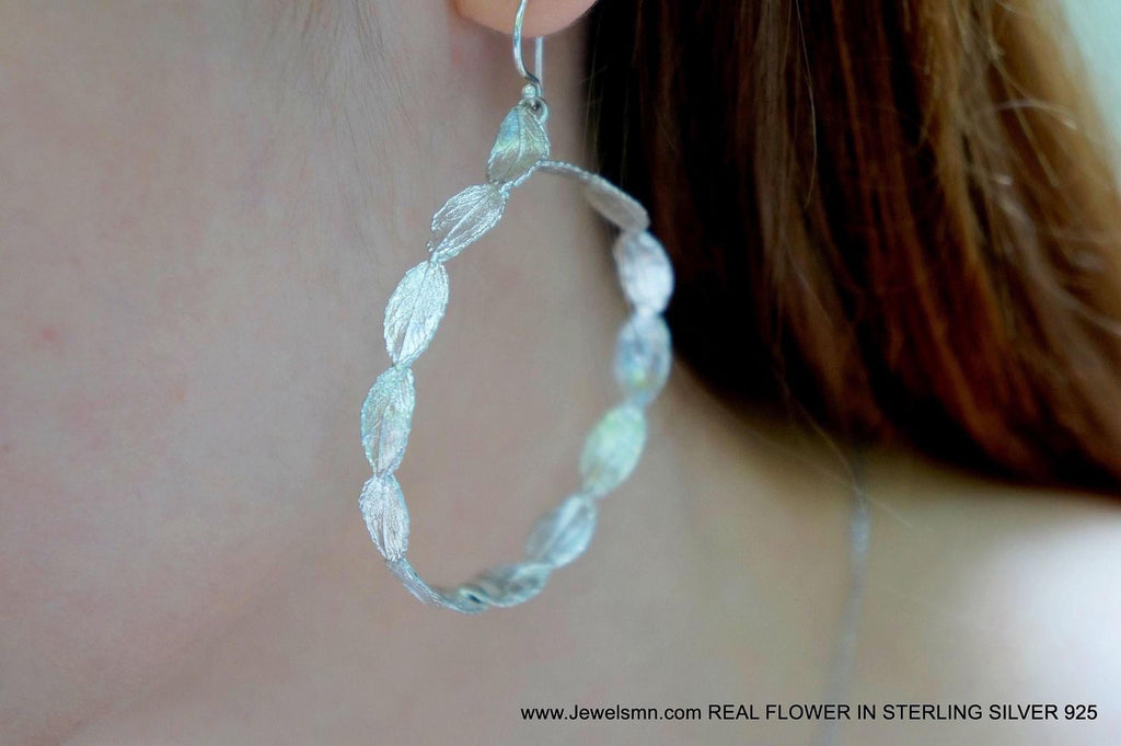 Boucles d’oreilles Silver Rose Leaves, Bijoux minimalistes faits à la main, Cerceaux botaniques, Cadeau pour la chance et l’amour, Eco Sustainable Sterling Silver 925