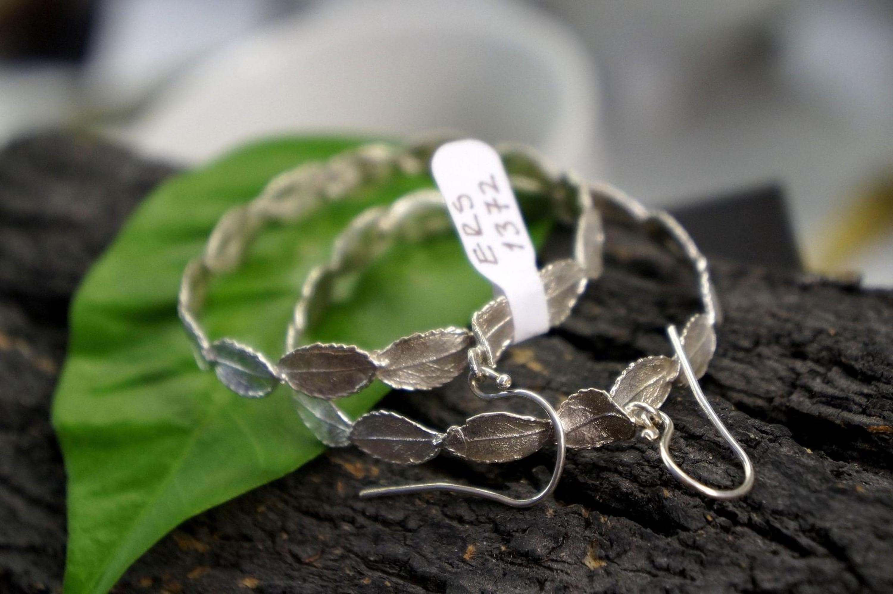 Boucles d’oreilles Silver Rose Leaves, Bijoux minimalistes faits à la main, Cerceaux botaniques, Cadeau pour la chance et l’amour, Eco Sustainable Sterling Silver 925
