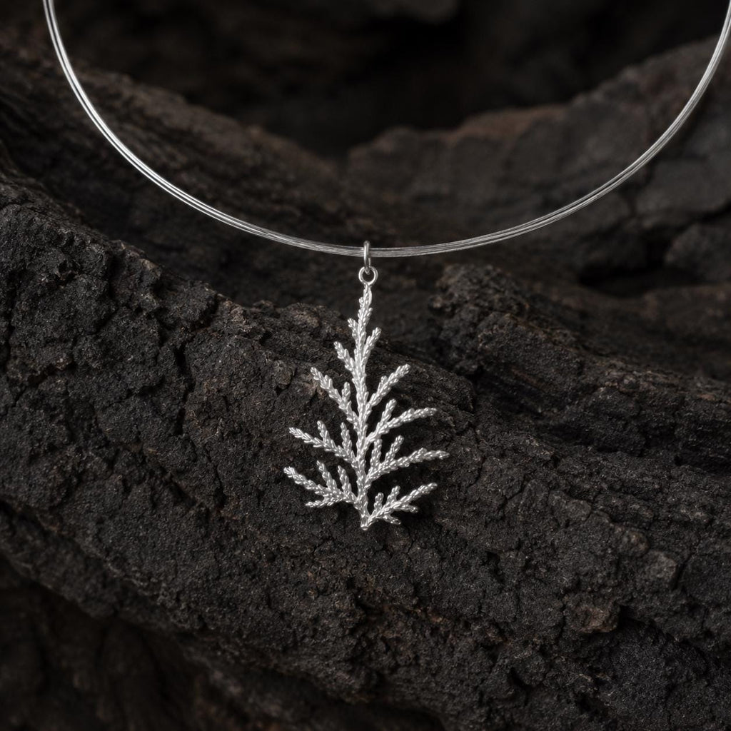 Collier avec véritable branche de genévrier, bijou artisanal inspiré de la nature, pendentif forêt au style organique, cadeau symbolisant la victoire et la santé, argent sterling 925.