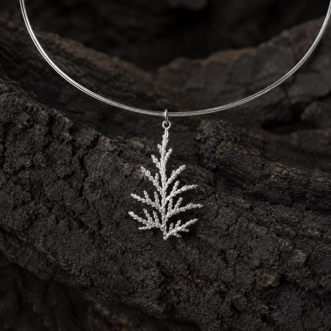 Collier avec véritable branche de genévrier, bijou artisanal inspiré de la nature, pendentif forêt au style organique, cadeau symbolisant la victoire et la santé, argent sterling 925.