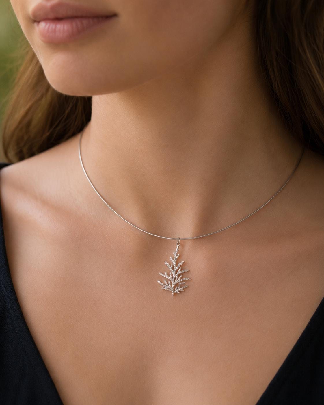 Collier avec véritable branche de genévrier, bijou artisanal inspiré de la nature, pendentif forêt au style organique, cadeau symbolisant la victoire et la santé, argent sterling 925.
